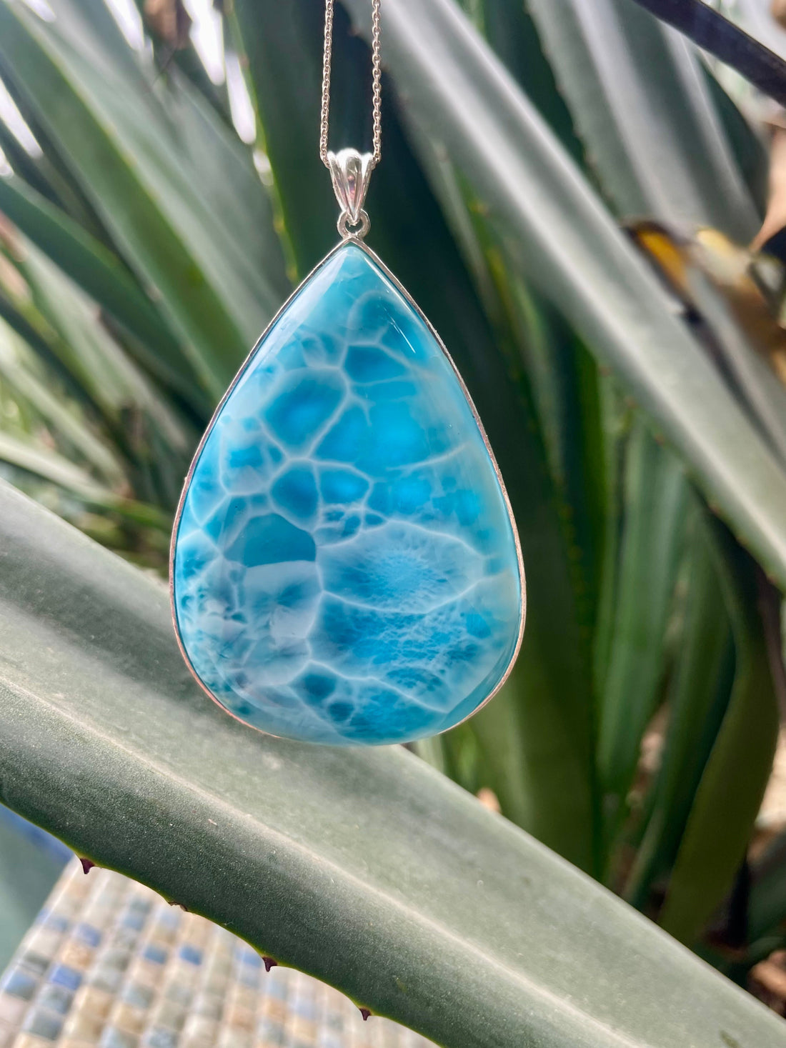 Discover what to look for when buying Larimar stone in the Dominican Republic or abroad. Learn about color, pattern, clarity, and authenticity to ensure you choose the best Larimar gemstone for your collection.